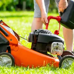 Jaka benzyna do kosiarki? Wybierz najlepsze paliwo dla swojej maszyny