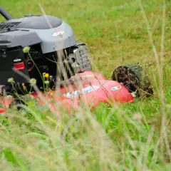 Jakie ciśnienie w kołach traktorka kosiarki? Uniknij problemów z jazdą