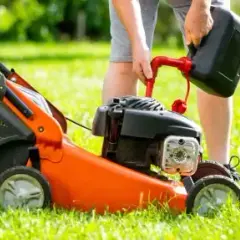 Jak wymienić olej w kosiarce spalinowej i uniknąć kosztownych błędów