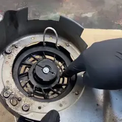 Jak wymienić linkę napędu w kosiarce Briggs&Stratton bez problemów