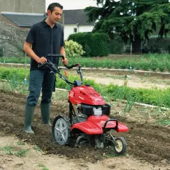Glebogryzarka z napędem czy bez - co wybrać dla swojego ogrodu?
