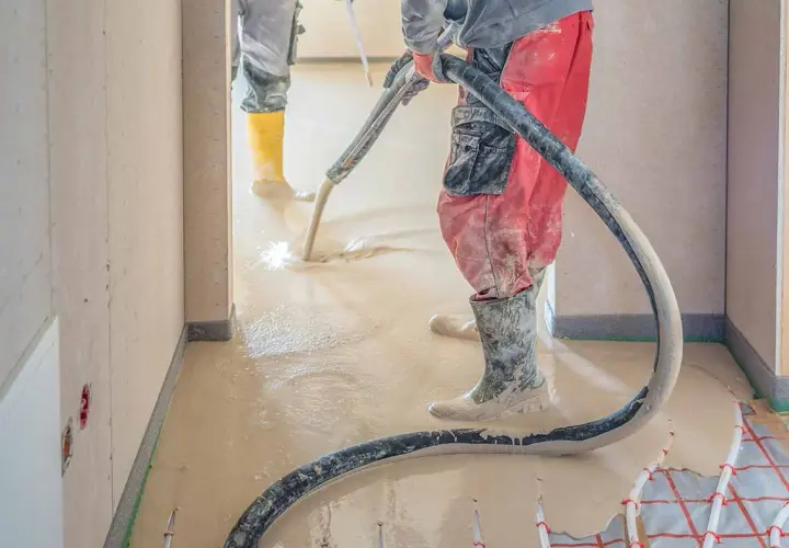 Jaki grunt na posadzkę anhydrytową, by uniknąć problemów z przyczepnością?