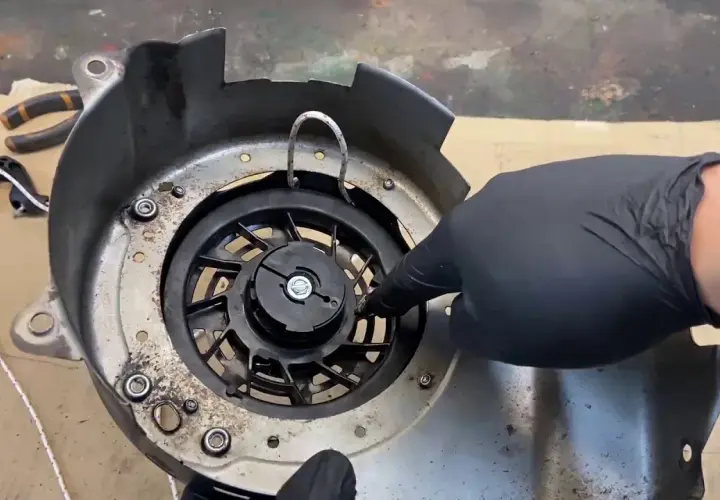 Jak wymienić linkę napędu w kosiarce Briggs&Stratton bez problemów