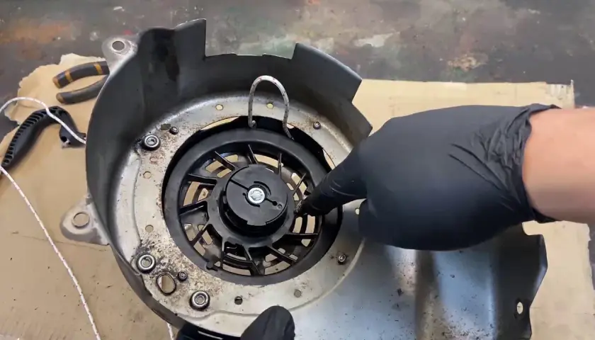 Jak wymienić linkę napędu w kosiarce Briggs&Stratton bez problemów