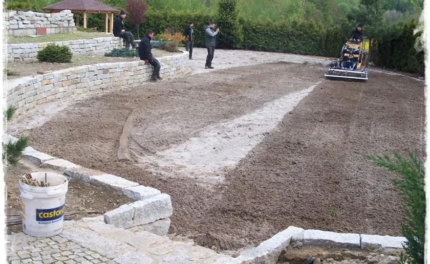 Jak przygotować grunt pod trawę, aby uzyskać idealny trawnik
