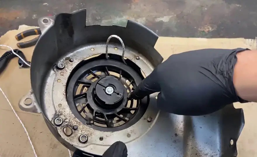 Jak wymienić linkę napędu w kosiarce Briggs&Stratton bez problemów